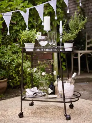 עגלת בר אירוח בחוץ