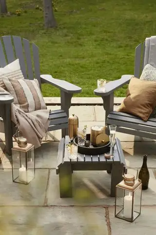 אזור מגורים חיצוני עם פנסים