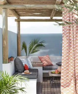 Nápady na súkromie na terase – 11 spôsobov, ako premeniť váš vonkajší obytný priestor na súkromnú oázu