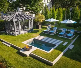 ponorný bazén s ohništěm a lehátky