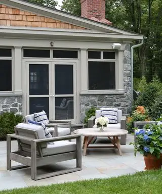 Abstellraum im Hinterhof mit Wintergarten und Sesseln