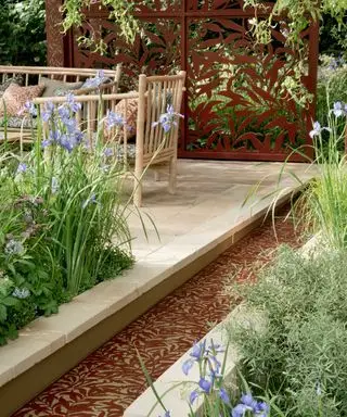 Wasserspiel im gepflasterten Garten