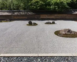 Un exemple d'idées de jardin japonais montrant le Temple du Dragon en Paix à Kyoto