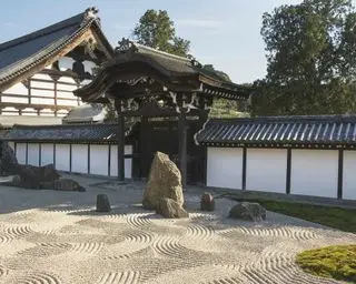 Un exemple d'idées de jardin japonais montrant un chemin de gravier à côté d'un temple