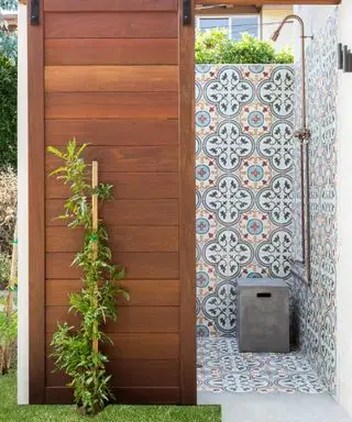 Kleiner Garten mit Dusche