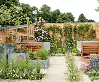 cortile pavimentato con fiori