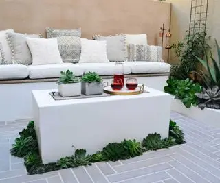 cortile pavimentato da giardini vivibili