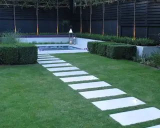 Moderner Stadtgarten mit Weg- und Beleuchtungsideen