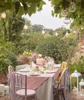 Idées de guirlandes lumineuses extérieures – 15 jolies façons d’éclairer votre jardin