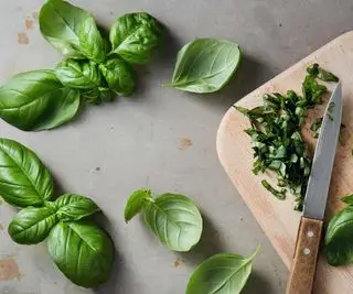 עלי בזיליקום על קרש חיתוך