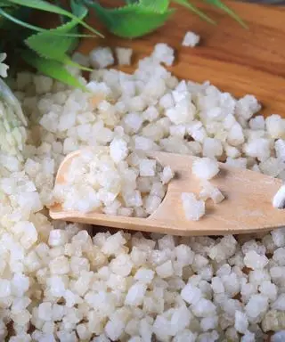 Désherbant à base de vinaigre et de sels d'Epsom – ce qu'il faut savoir avant d'utiliser cette méthode