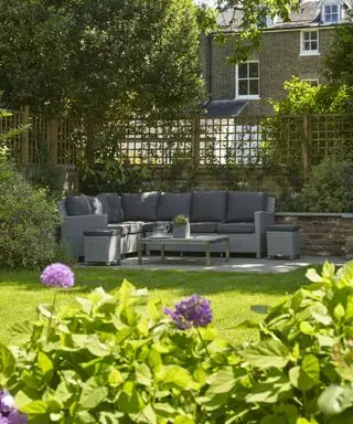 Terasové posedenie v zadnej časti záhrady s trávnikom vpredu