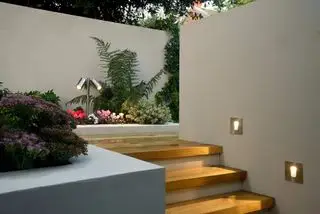 lumières éclairant les marches d'un patio