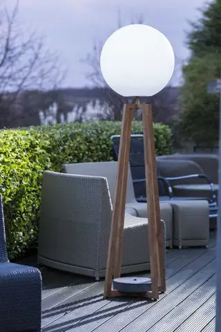 Terrasse en bois avec fauteuils et lampadaire extérieur