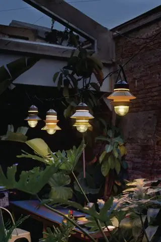 Un exemple d'idées d'éclairage de terrasse montrant une série de suspensions alignées