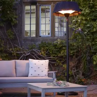 patio avec banc et table basse et chauffage