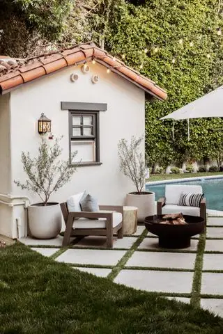 Petit coin salon sur une terrasse de piscine