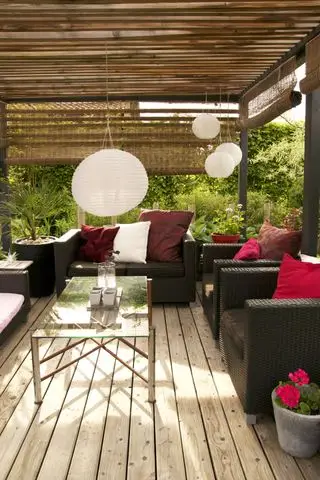 Patio avec pergola et mobilier d'extérieur moderne