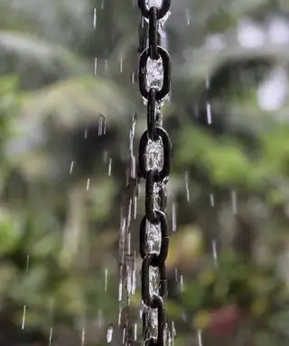 Chaîne de pluie noire avec de l'eau qui coule dessus