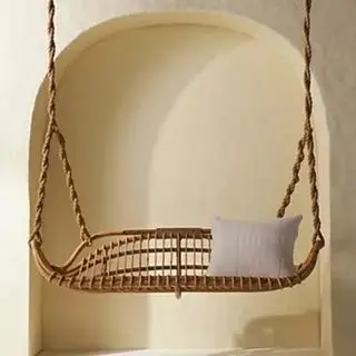 Ławka z rattanu, huśtawka