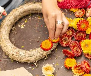 Elaborar una corona con flores de paja.