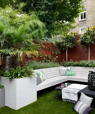 Eine nach Norden ausgerichtete Gartenidee mit einer weißen Bank, Farnen und Wedeln