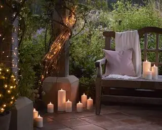Nordorientierte Gartenideen mit Kerzen und Lichterketten