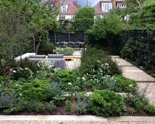Nach Norden ausgerichteter Garten mit separaten Bereichen für Unterhaltung von Charlotte Rowe