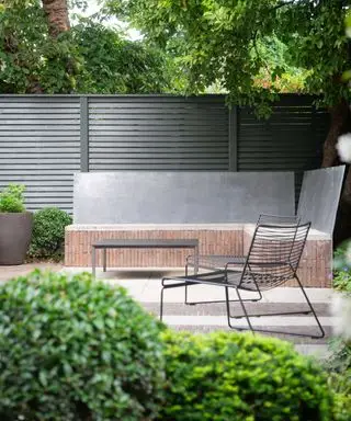 Nach Norden ausgerichteter Garten mit Sitzgelegenheiten und Bäumen