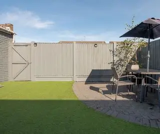 Záhradný plot natretý šedou farbou