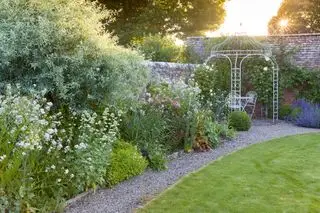 Chata ohraničená záhradou a altánkom