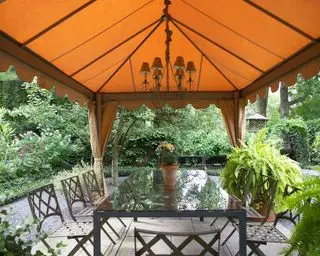 table dans un gazebo orange avec des meubles en métal