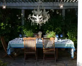 belvédère avec table placée sous un lustre orné