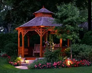gazebo traditionnel en bois avec lumières