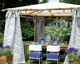 joli gazebo avec tissu à motifs et lanternes chinoises
