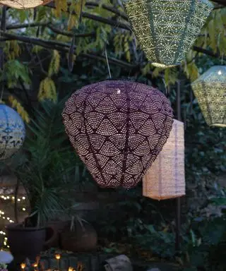 lanternes aux couleurs vives et à motifs suspendues dans un belvédère