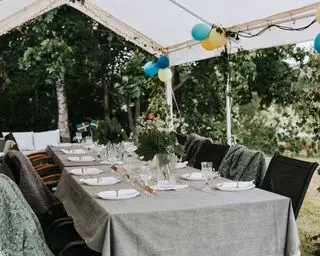 table dans un belvédère recouverte de verre et de porcelaine