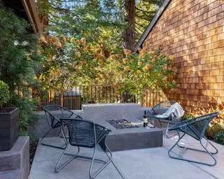Ideen für elegante graue Terrassenmöbel in einem kleinen Betonterrassenbereich mit Backsteinmauer und Metallgeländern.