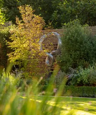 Gartenskulptur aus Metall in einer Gartenumgebung