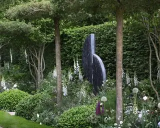 Skulptur in einer Gartengestaltung