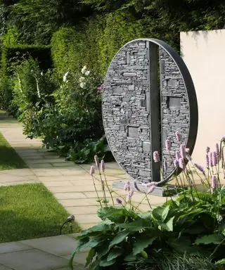 vernetzte Gartenskulptur von Tom Stogdon