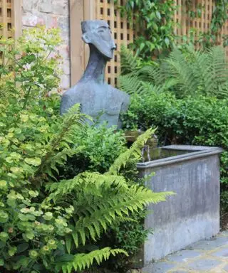 Gartenskulptur und Wasserspiel aus Metall