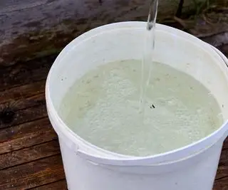 Seau de 5 gallons rempli d'eau