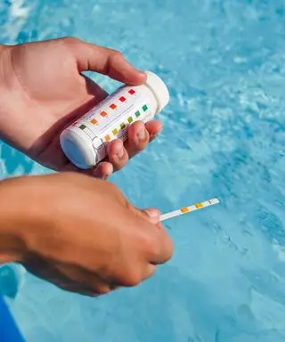 controllare i livelli di pH in una piscina