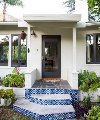 סוקולנטים נטועים סביב דלת הכניסה באלטדנה קליפורניה