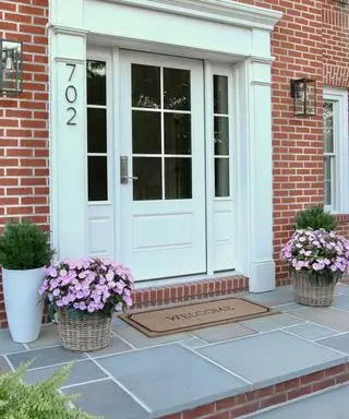 10 צמחים לדלת כניסה שיוסיפו נופך דקורטיבי לכניסה לביתכם