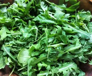 Un gros plan de roquette dans un bol