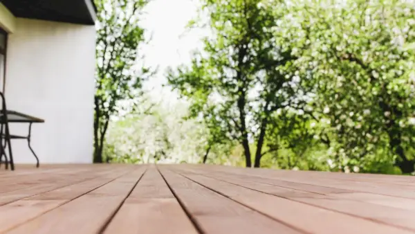 Ako čistiť palubu bez tlakového čističa – odborníci odporúčajú používať namiesto toho najlepšie čističe na palubu