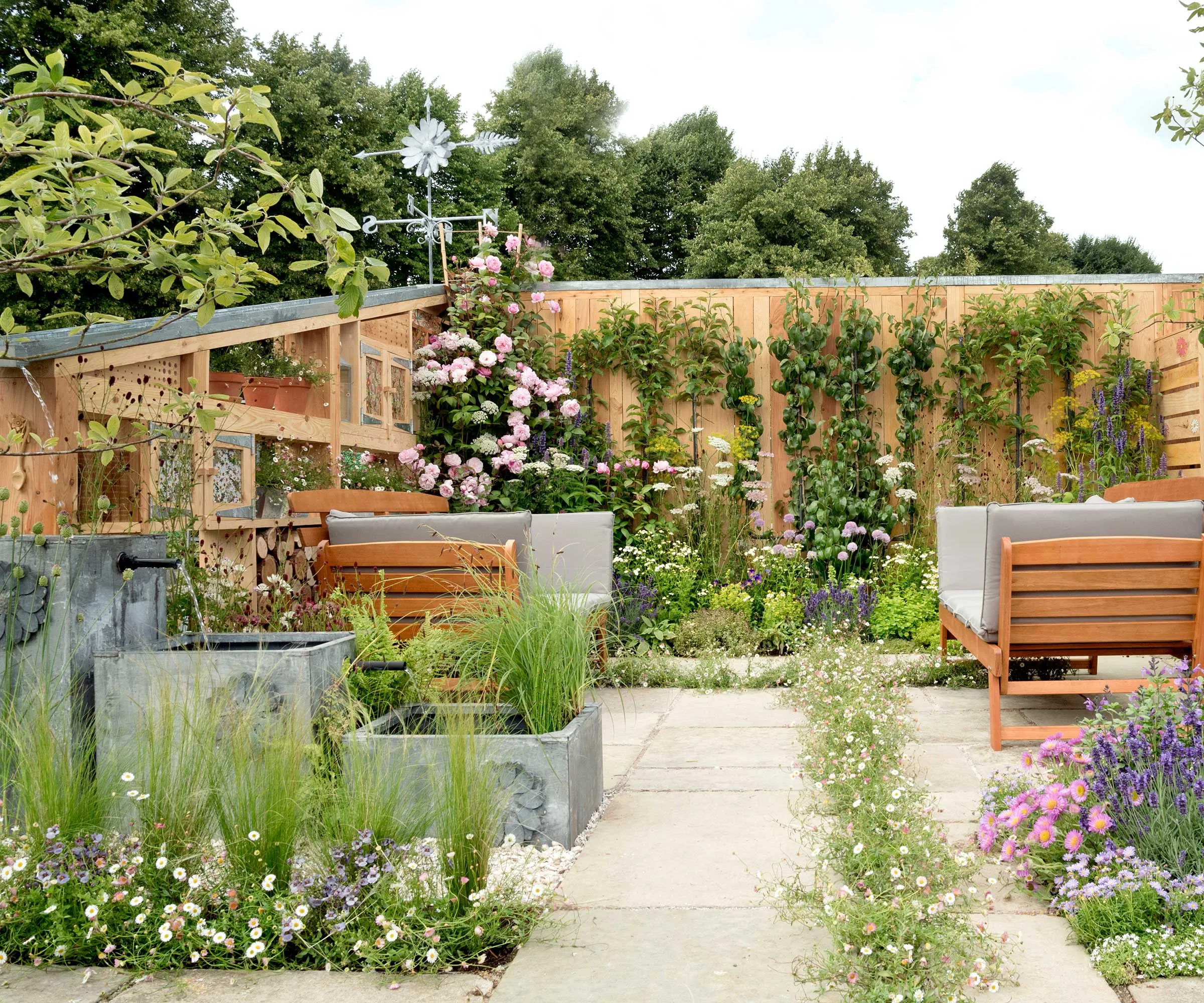 cortile pavimentato con fiori' loading='lazy' title=