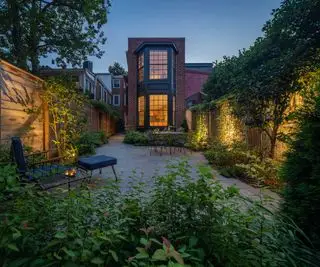 חצר אחורית מודרנית עם תאורה